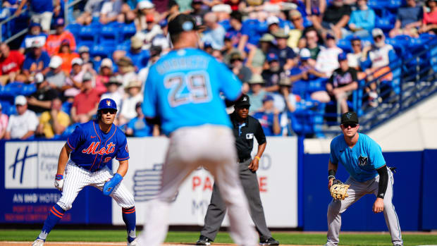 Marlins vs Mets en el diamante de juego